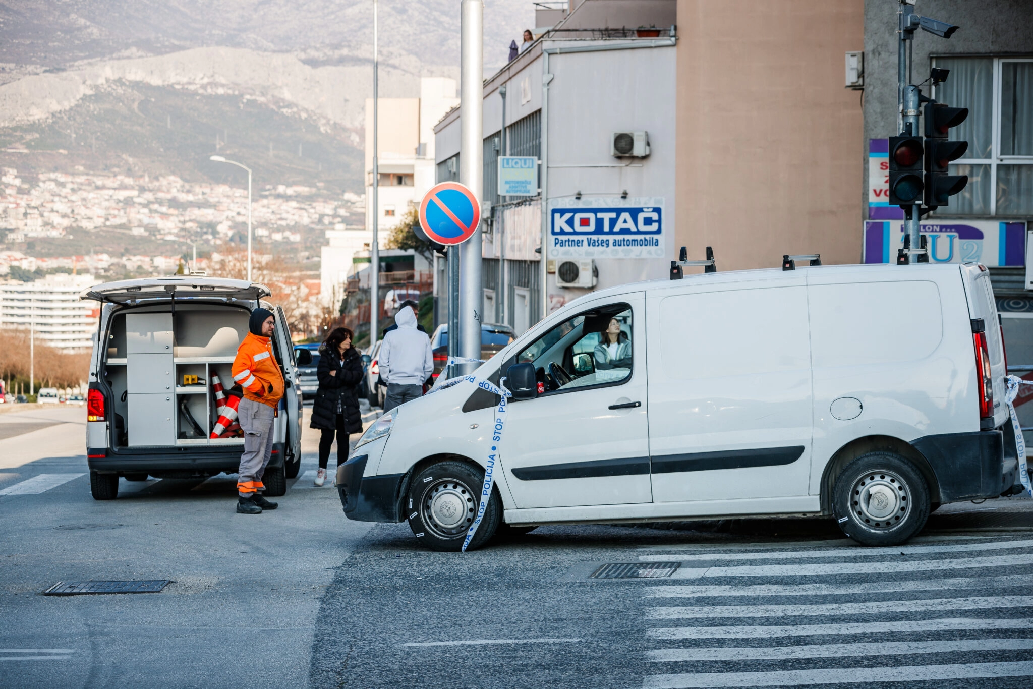 Teška nesreća u Splitu: Kombi se sam pokrenuo i naletio na grupu djece, nisu životno ugrožena